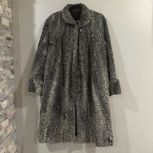 Gray Teddy/Lambs Jacket/Coat with Cozy Texture and Classic Silhouette.